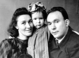 Александр Николаевич Яковлев с женой Ниной Ивановной и дочерью Натальей
