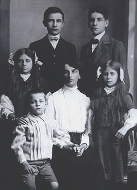 1909. Брюссель. Иннеса Арманд и её дети: Александр, Федор, Инна, Варвара и Андрей
