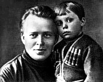 Аркадий Гайдар с сыном Тимуром. Кунцево 1930 год. Фото из семейного альбома