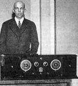 Армстронг рядом с приемником «Radiola Super-Heterodyne», около 1923 года