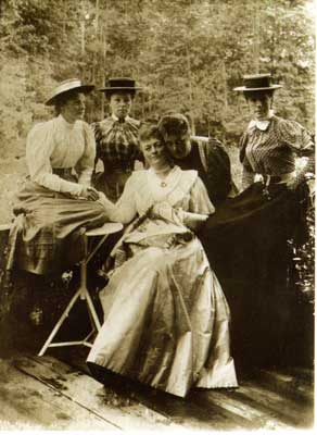 Баронесса Мария Фердинандовна Корф (1842-1926) на даче в Батово, с дочерьми