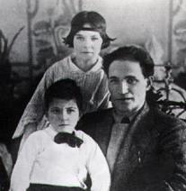 Краснощеков Александр Михайлович с женой Гертрудой и сыном Евгением