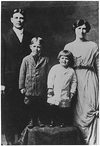  Photograph of Ronald Reagan (with "Dutch boy" haircut) Neil Reagan (brother) and Parents Jack and Nelle Reagan, ca. 1914. Collection RR-WHPO: White House Photographic Collection, 01/20/1981 - 01/20/1989. The National Archives and Records Administration NLS-WHPO-A-H14(3). Foto from http://www.fadedgiant.net/html/reagan_ronald_photo_8.htm