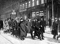 Ленин с группой товарищей в Стокгольме во время проезда в Россию