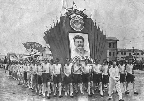 1939. Свердловск. 5-я годовщина Всесоюзного комплекса ГТО. Парад физкультурников
