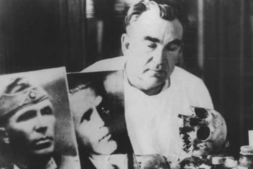 1960. Николай Кузнецов. М. Герасимов исследует останки разведчика