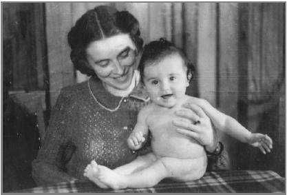 1945. Валентин Исаакович Рабинович. Жена Мара и дочь Галя