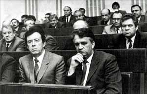 Члены последнего кабинета Совета Министров СССР слушают речь Горбачева. Сейчас президент сдаст свое правительство